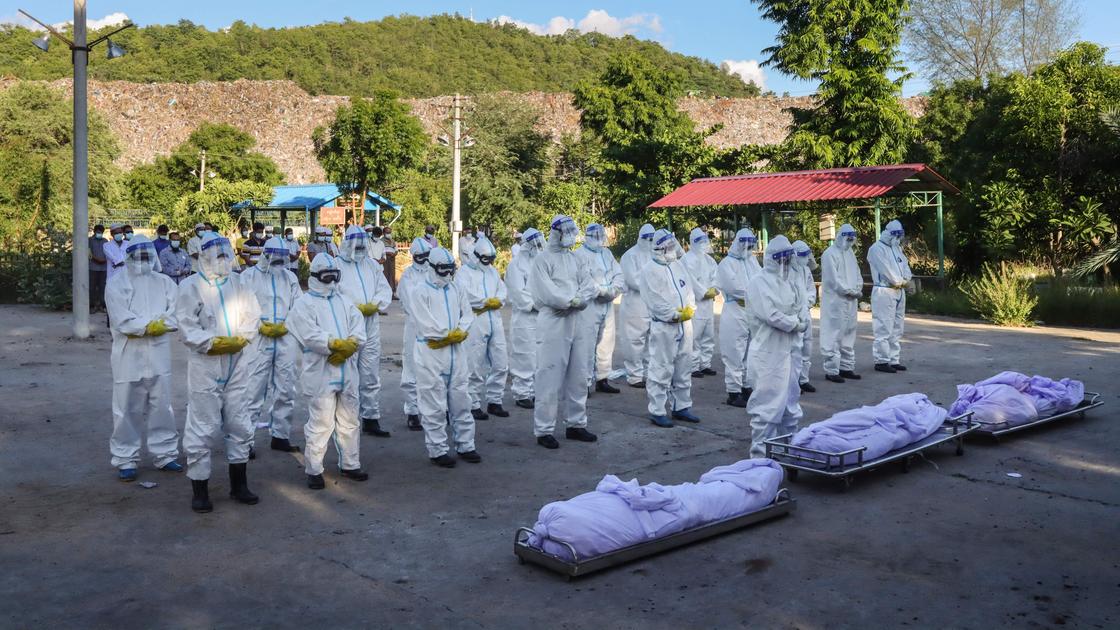 Волонтеры на похоронах погибших от коронавируса в Мьянме