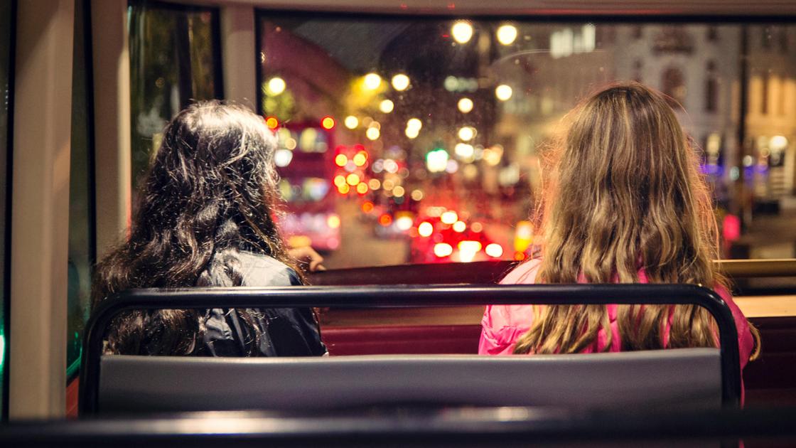 Девушки едут в автобусе