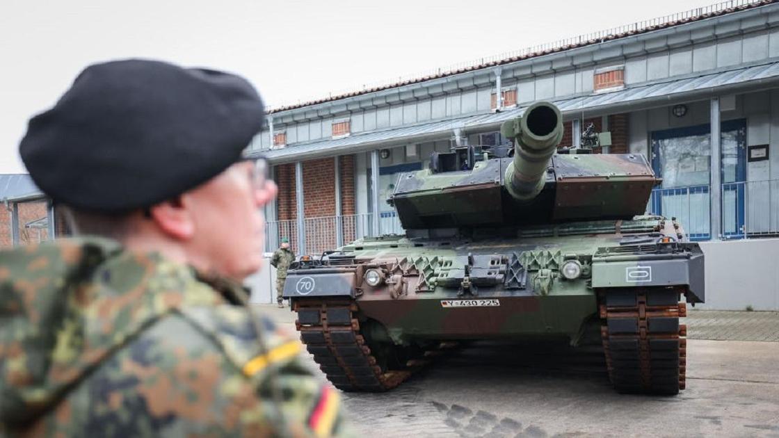 Танк Leopard 2 и военный