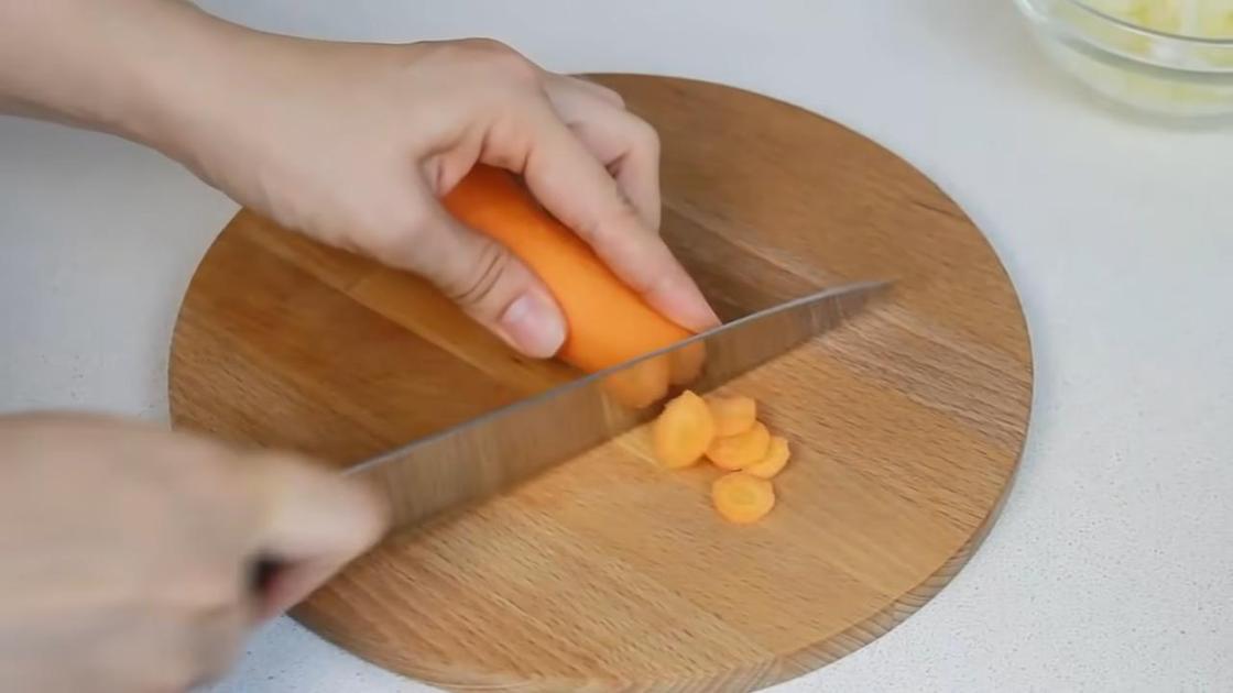 Очищенную морковь нарезают кружочками на разделочной доске
