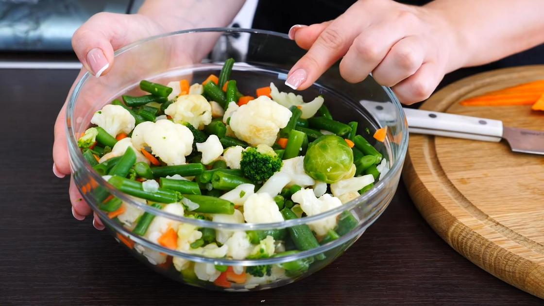 Свежие и замороженные овощи в салатнике