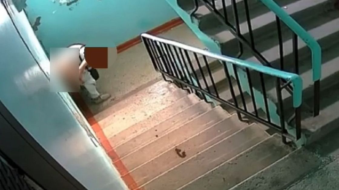 Женщина в подъезде