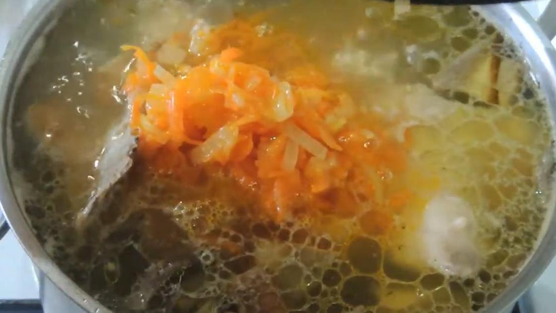 Зажарка из лука и моркови в супе