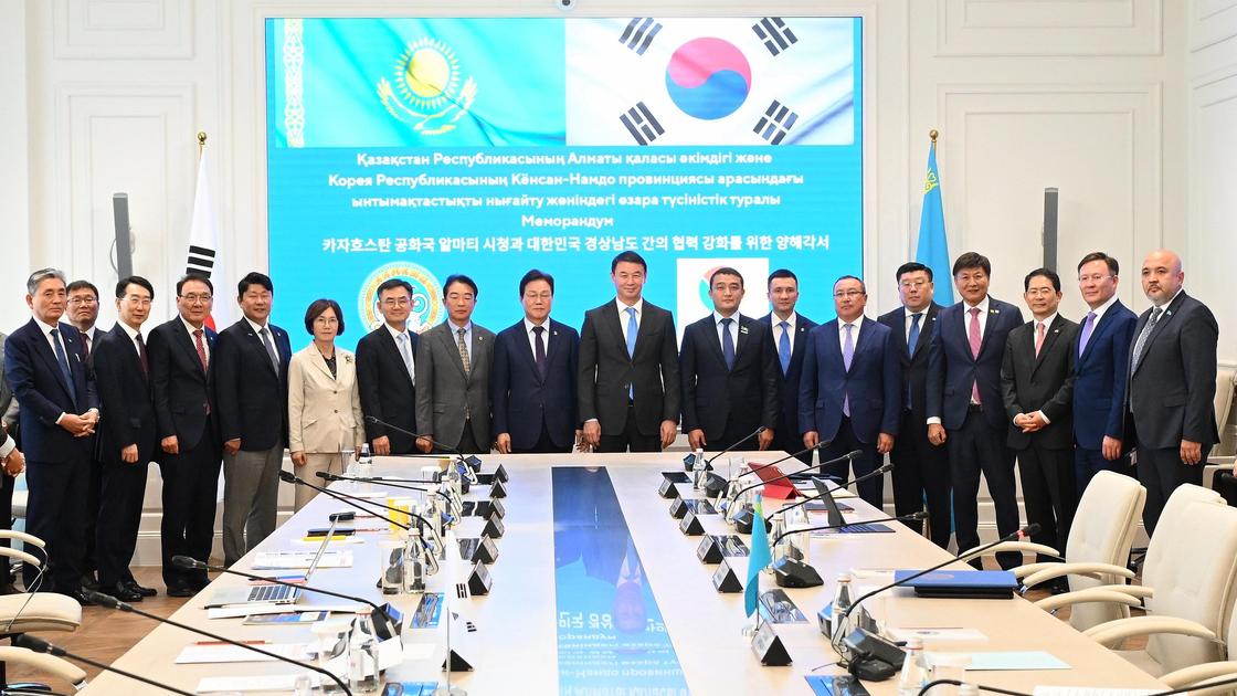 Участники официальной встречи