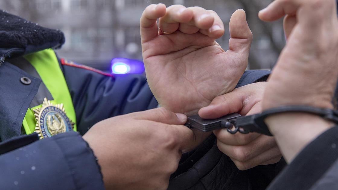 Полицейский проводит задержание Полицейский проводит задержание