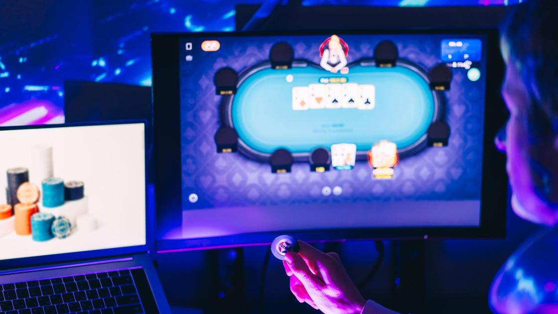 Лудоман играет в казино