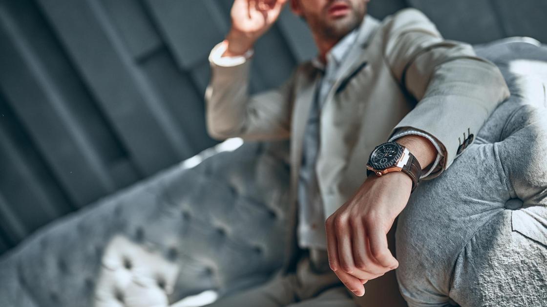 Мужчина в деловом костюме