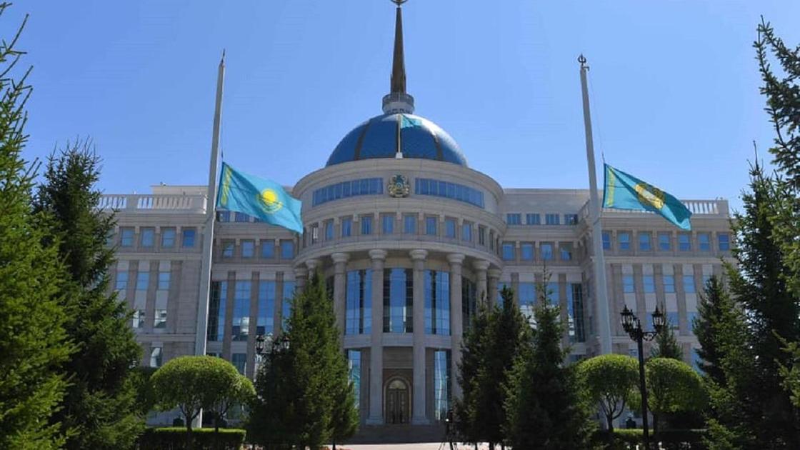 Приспущенные флаги в честь траура у Акорды
