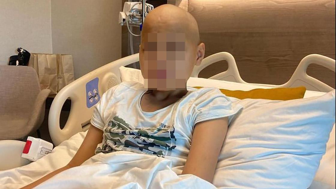 Мальчик сидит на кровати в больнице