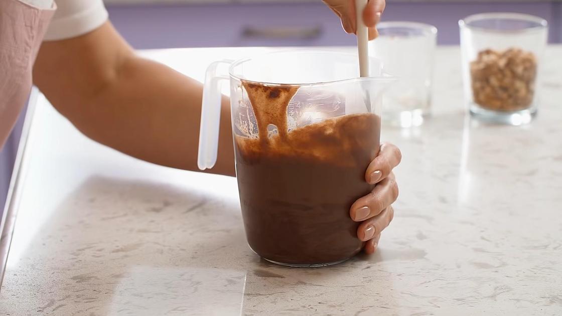 Перемешивание шоколадной массы в мерной чаше