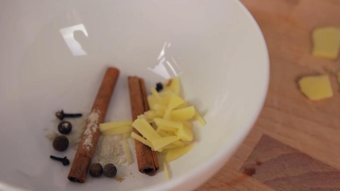 Корица, гвоздика, душистый перец, имбирь и кардамон в белой тарелке