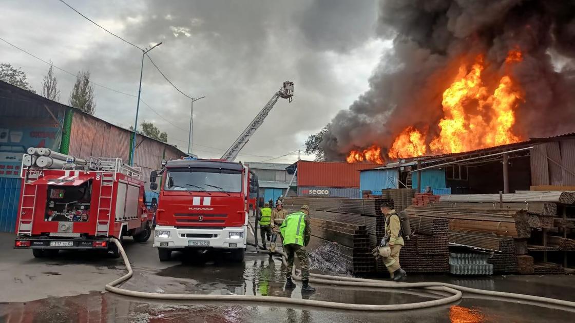 Пожар в нижней части Алматы тушат пожарные