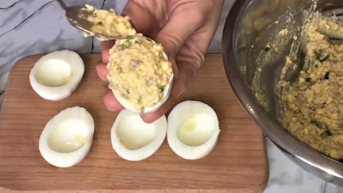 Яйца фаршированные печенью трески