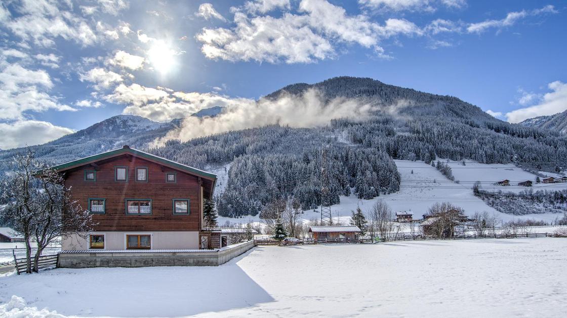 Коттедж стоит в предгорье.