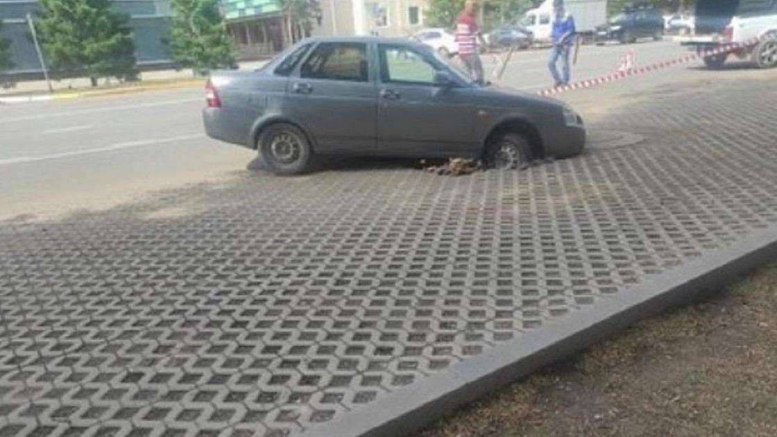 Машина провалилась в Уральске