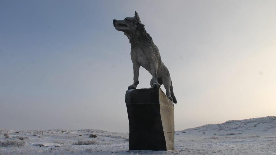 Скульптура волчицы в Карагандинской области
