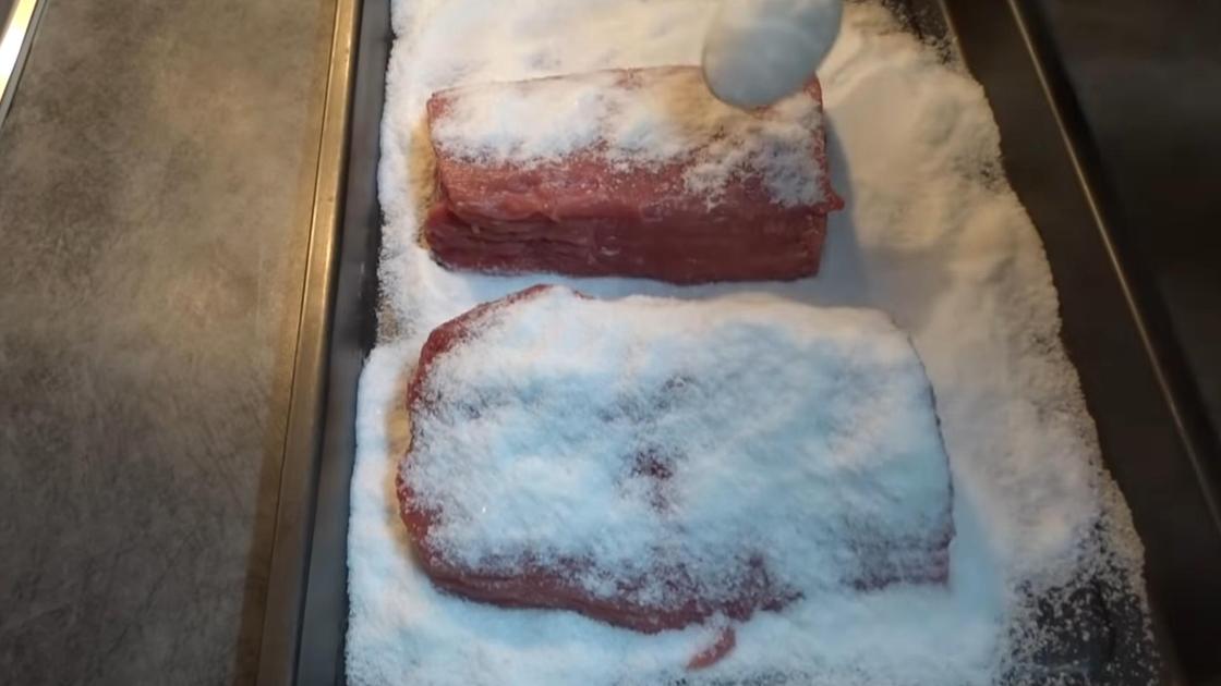 Куски говяжьей вырезки в соли