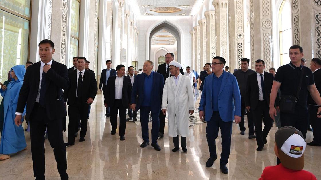 Нурсултан Назарбаев в мечети
