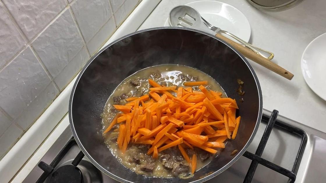 Нарезанная морковка в сковороде