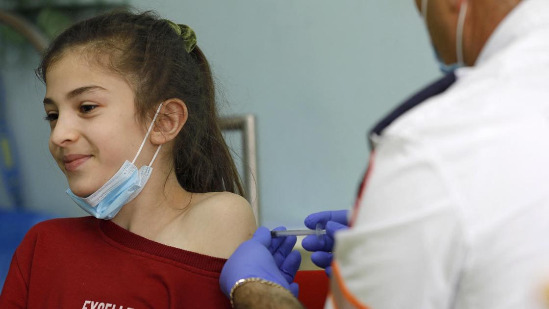 Девочке ставят прививку от коронавируса