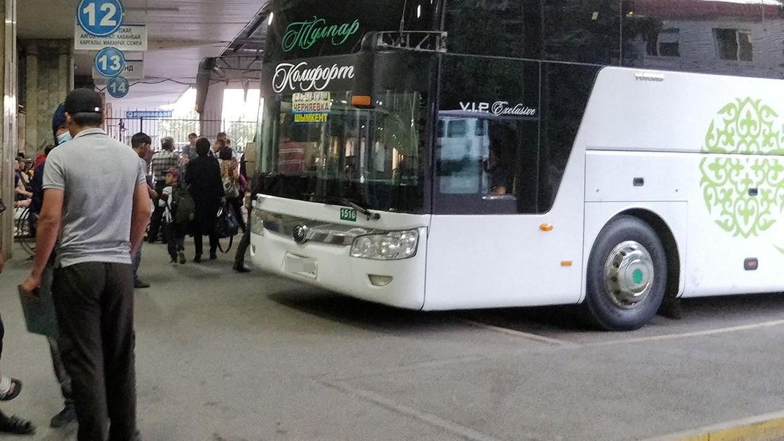 Автобус стоит на автовокзале