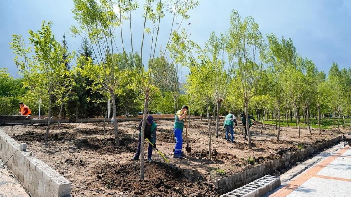 Рабочие на благоустройстве улиц Астаны