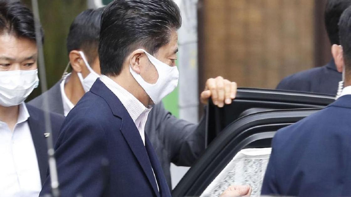 Синдзо Абэ в маске около больницы