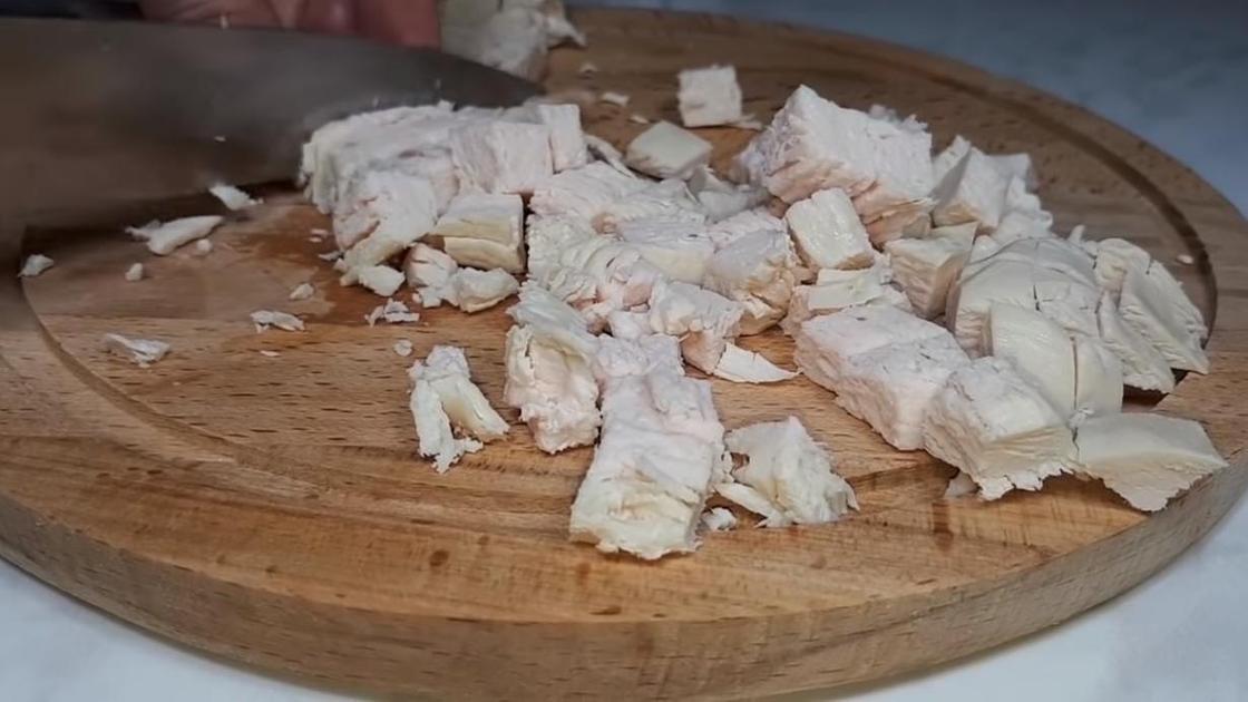 Нарежьте куриное филе кубиками