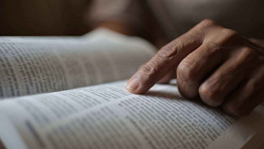 Мужчина читает книгу