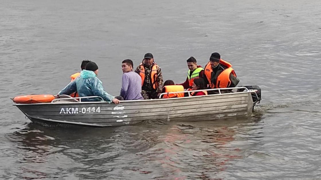 Лодка со спасенными гражданами на озере Боровое Лодка со спасенными гражданами на озере Боровое
