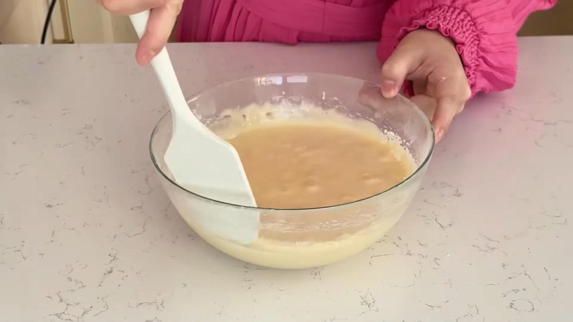 В стеклянной миске силиконовой лопаткой перемешивают тесто для пирога