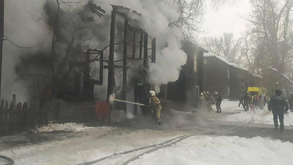 Пожарные тушат возгорание в здании