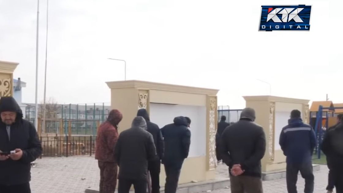 Жители Форт-Шевченко на аллее