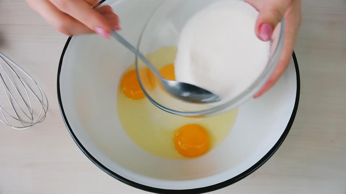 Яйца и сахар смешивают венчиком