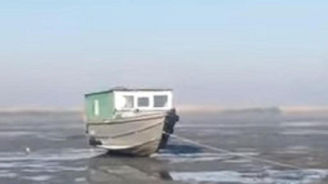 Лодка стоит на мели