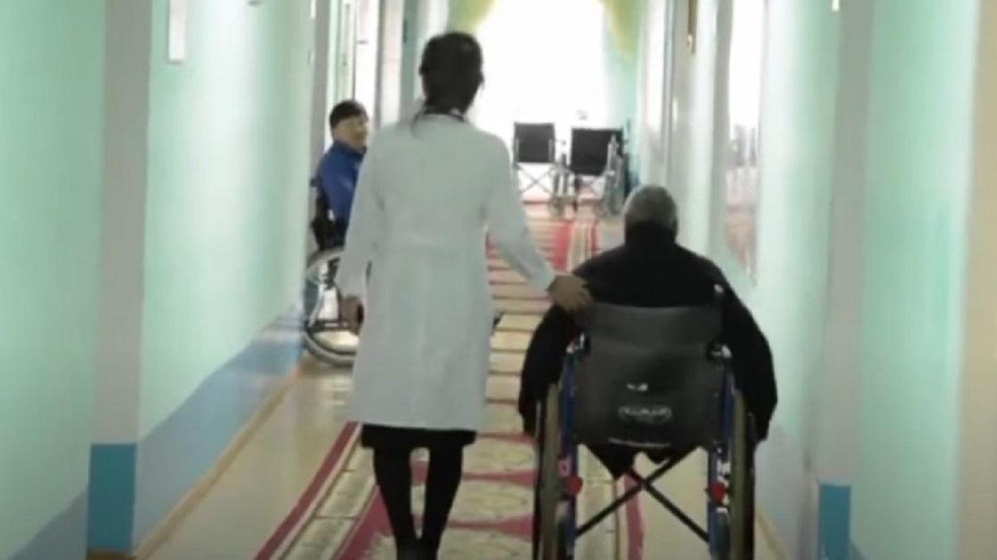 Тела лежат друг на друге: 18 человек умерли в доме престарелых за неделю в Уральске