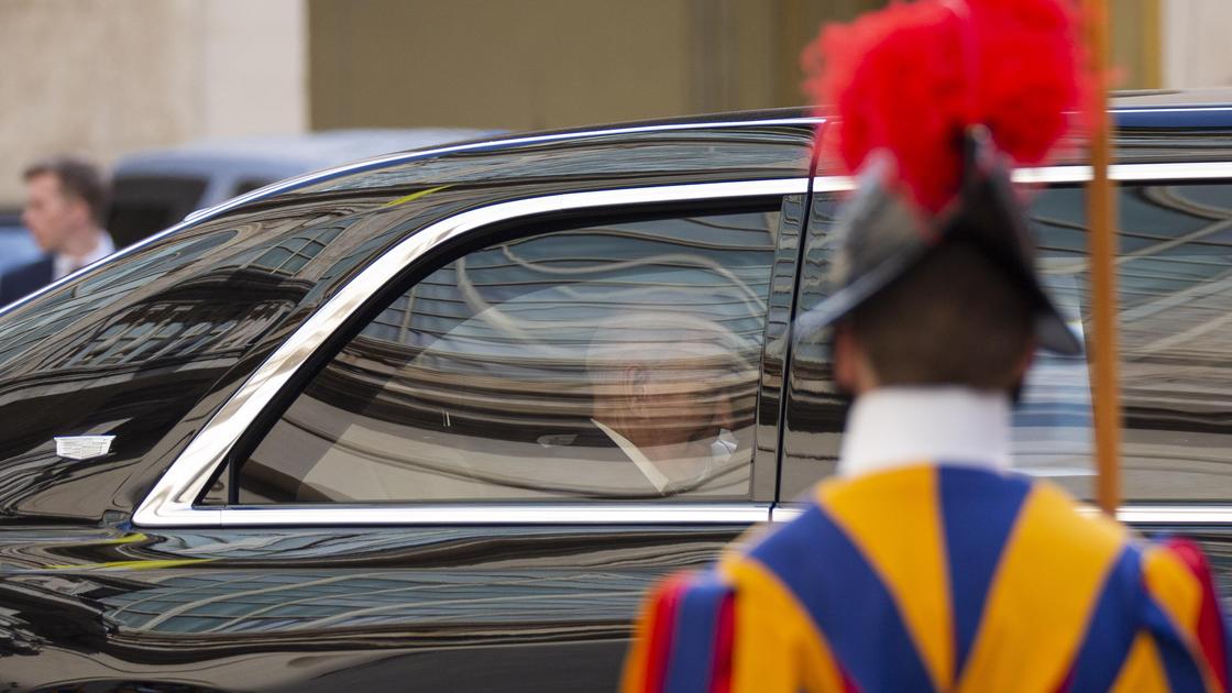 Президент США Джо Байден едет в машине