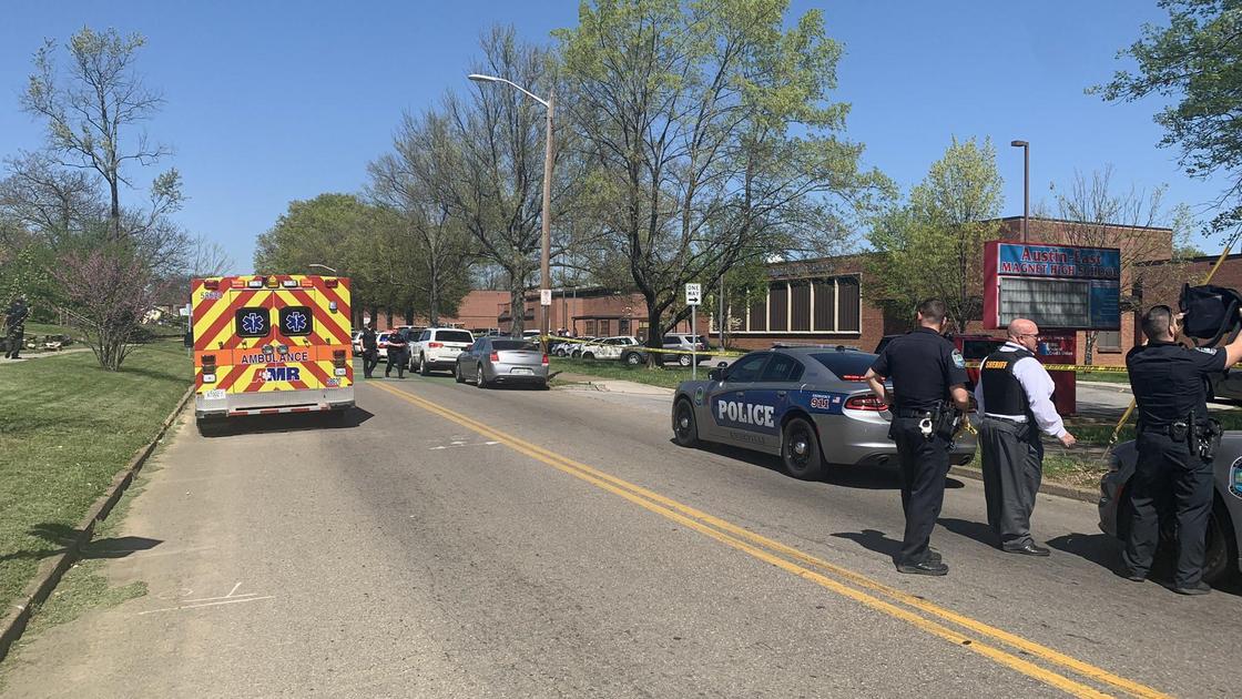 Полиция и скорая помощь около школы, где была стрельба