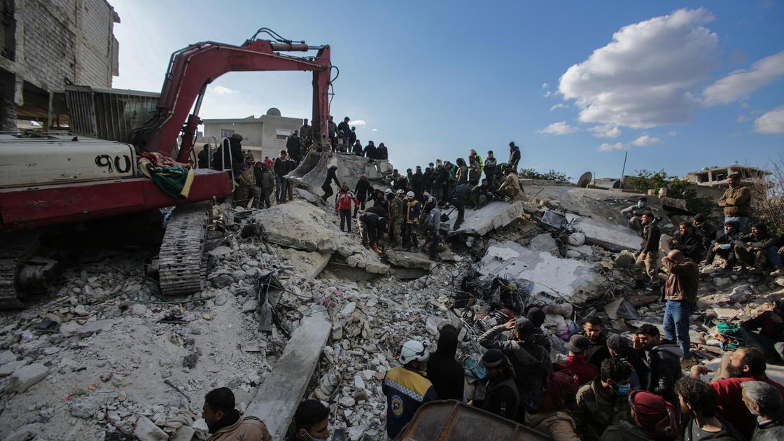 Поиск людей под завалами здания в Алеппо