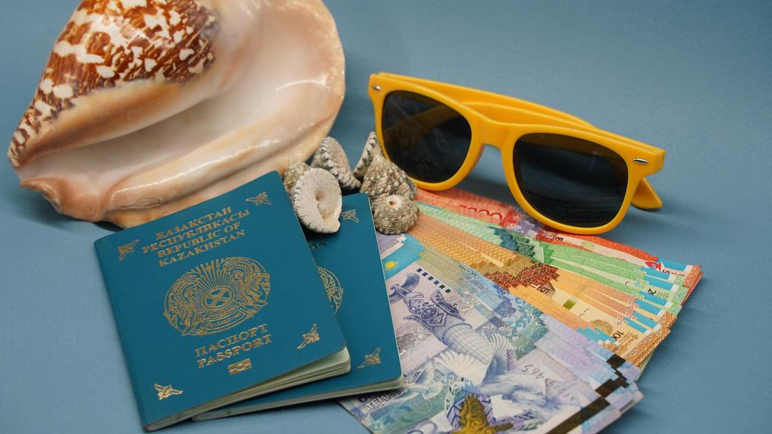 Паспорта лежат на купюрах тенге