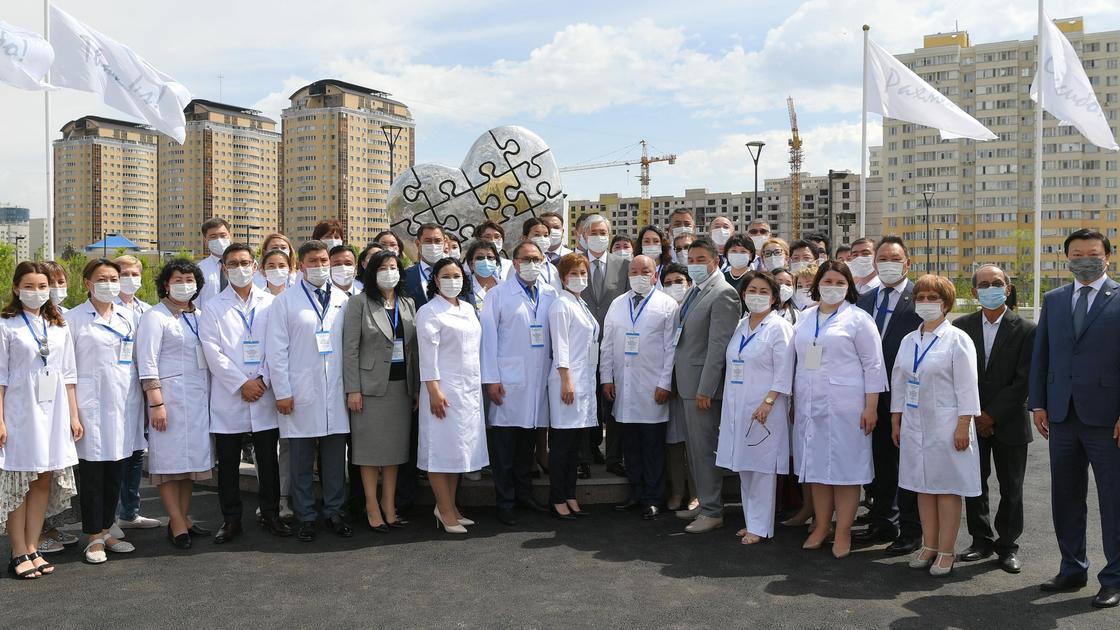 Президент Казахстана Касым-Жомарт Токаев с медиками