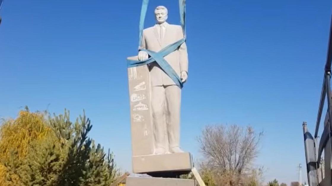 Памятник Кунаеву в Алматинской области