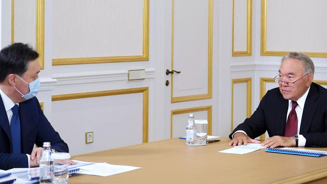 Назарбаев и Мамин сидят беседуют