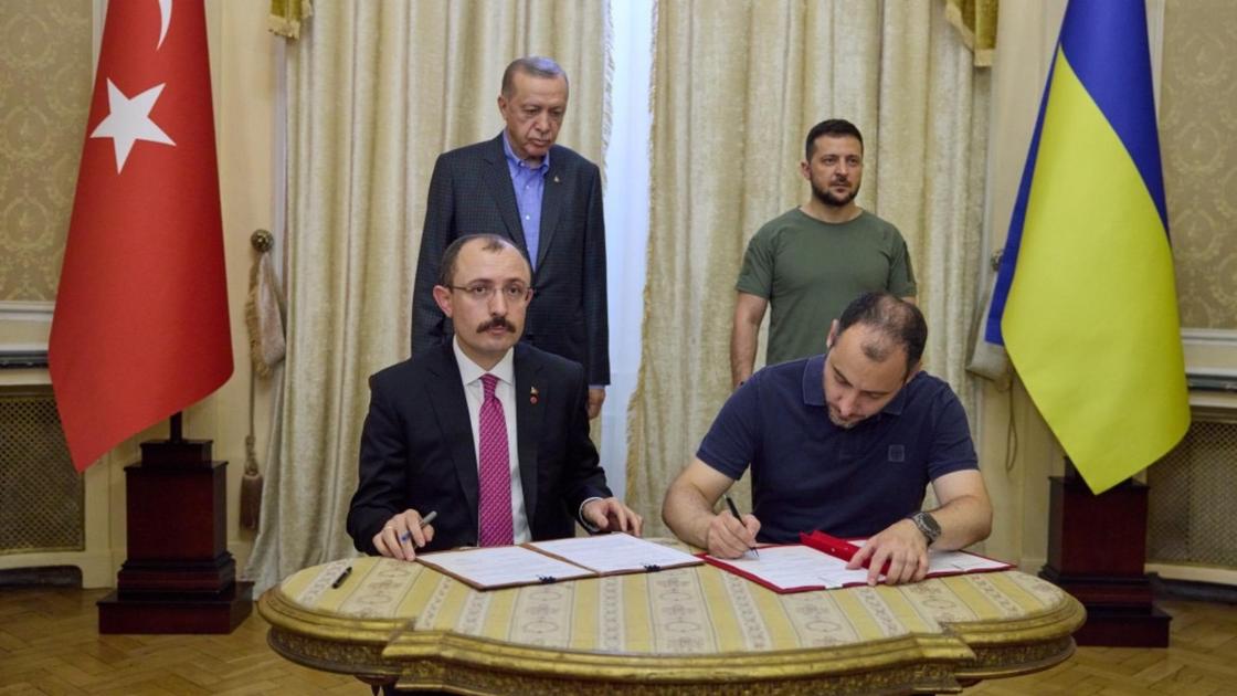 Эрдоган и Зеленский присутствуют при подписании меморандума о восстановлении Украины
