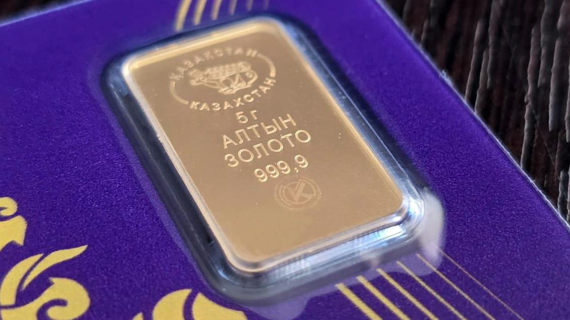 Золотой слиток Нацбанка лежит на столе