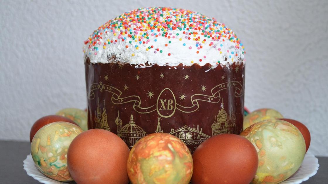 На тарелке кулич с яйцами На тарелке кулич с яйцами