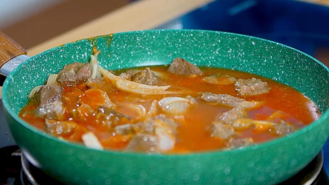 Говядина в томатном соусе на сковороде