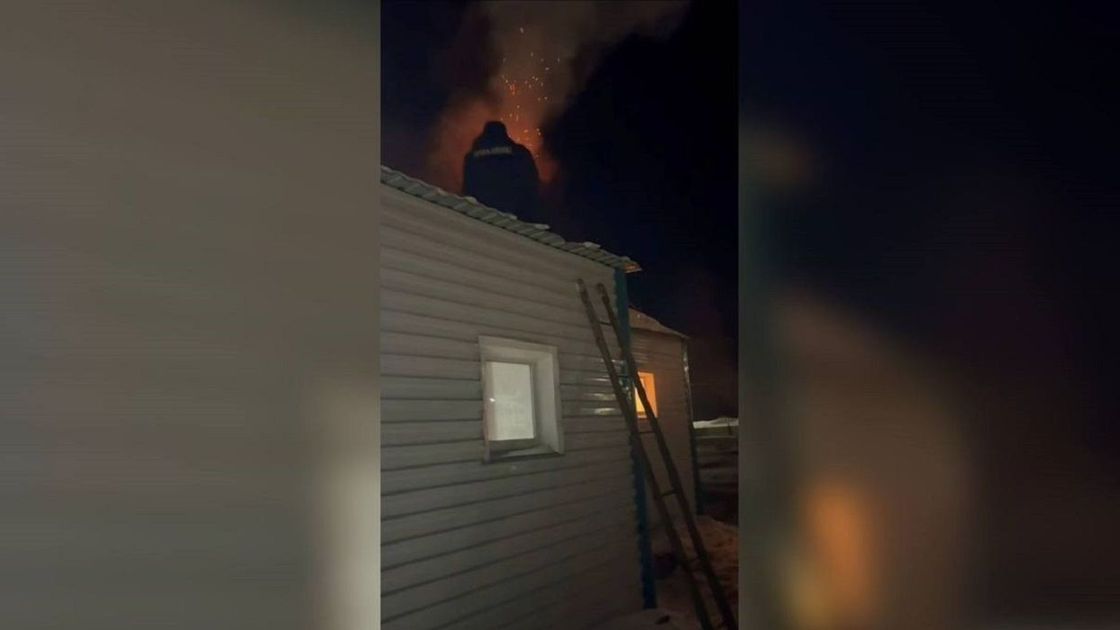 Полицейский тушит пожар