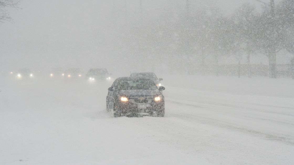 Машины едут в метель