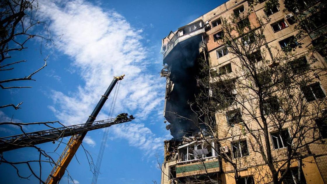 Жилой дом, попавший под обстрел